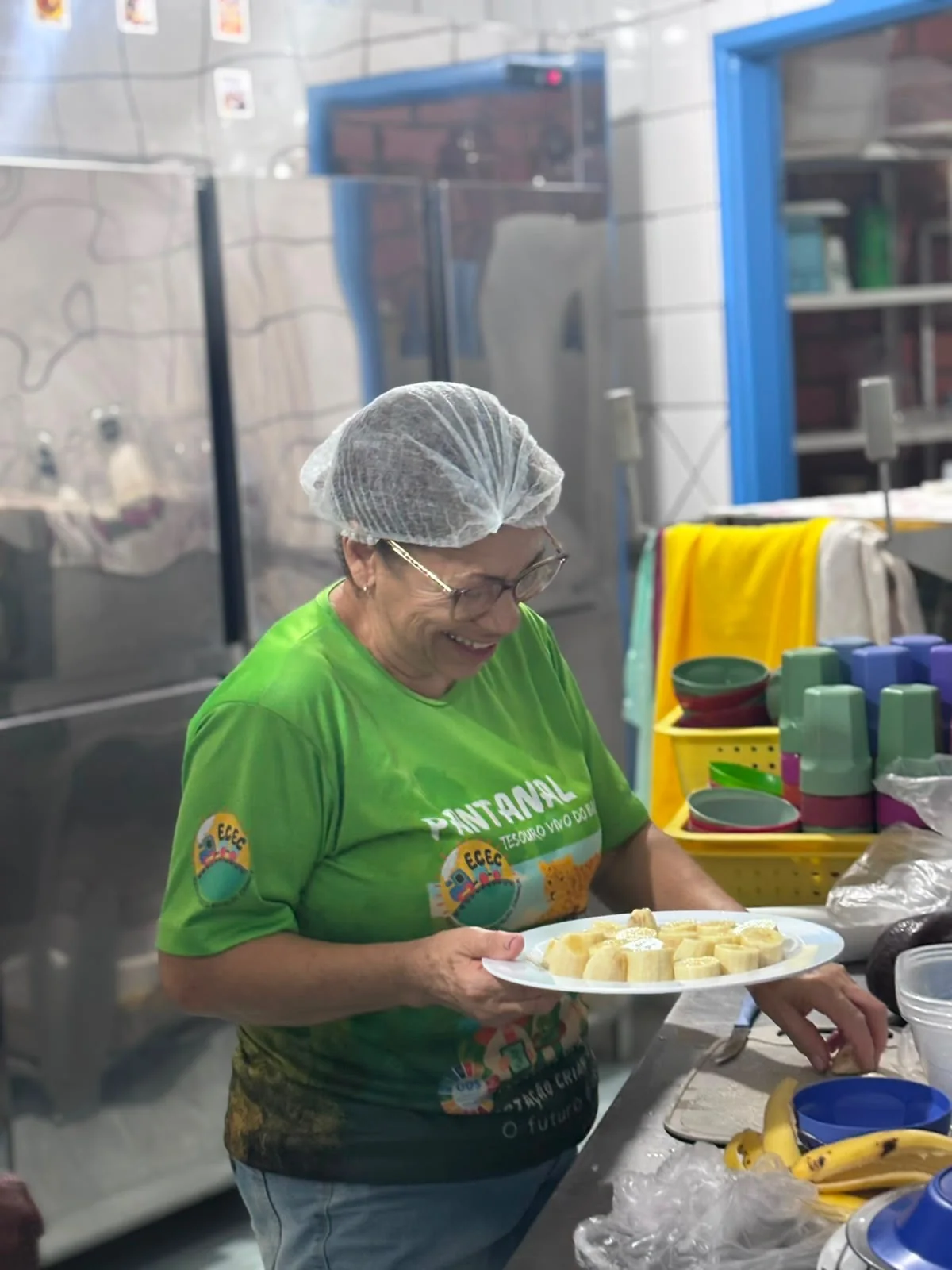 Profissional preparando alimentos na cozinha da escola